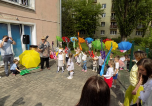 Zabawy muzyczne z Ulą Pakułą na tarasie