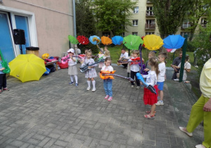 Zabawy muzyczne z Ulą Pakułą na tarasie