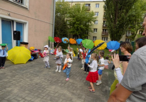 Zabawy muzyczne z Ulą Pakułą na tarasie