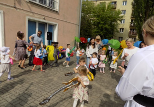 Zabawy muzyczne z Ulą Pakułą na tarasie
