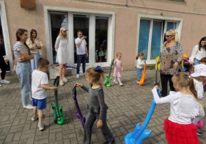 Zabawy muzyczne z Ulą Pakułą na tarasie