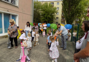 Zabawy muzyczne z Ulą Pakułą na tarasie