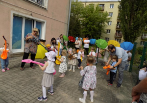 Zabawy muzyczne z Ulą Pakułą na tarasie