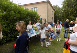 Stoisko z napojami, owocami i kiełbasą