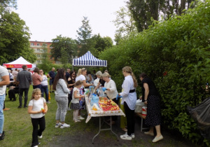Stoisko z napojami, owocami i kiełbasą