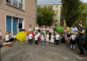 Zabawy muzyczne z Ulą Pakułą na tarasie