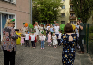 Zabawy muzyczne z Ulą Pakułą na tarasie