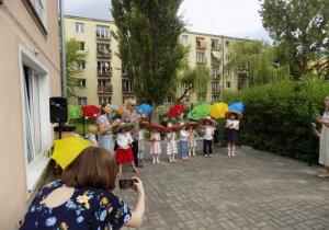 Zabawy muzyczne z Ulą Pakułą na tarasie