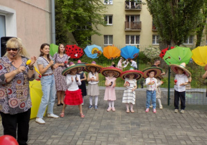 Zabawy muzyczne z Ulą Pakułą na tarasie