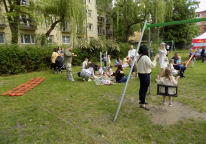 Piknik w ogrodzie na kocach