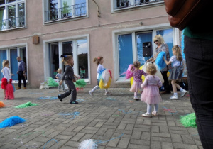 Zabawy muzyczne z Ulą Pakułą na tarasie