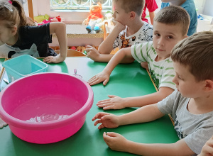 Dzieci z gr. III robią aquażelki