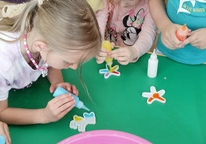 Dzieci wypełniają żelem foremki