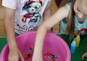 Dzieci wkładają do wody swoje aquażelki
