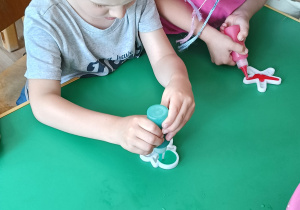 Dzieci wypełniają żelem foremki