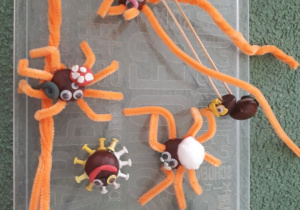 Wytwory pracy wykonane z kasztanów, na przykład: pająk, kasztanowy stworek