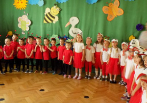 Dzieci z grupy I i II śpiewają piosenkę