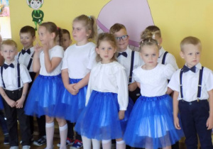 Dzieci z grupy III śpiewają piosenkę