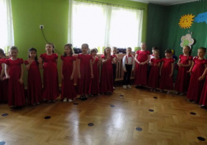 Śpiewanie piosenki przez dzieci z grupy IV