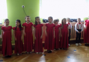 Śpiewanie piosenki przez dzieci z grupy IV