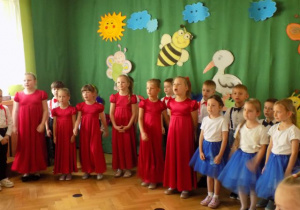 Śpiewanie piosenki przez dzieci z grupy III i IV