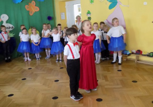 Śpiewanie piosenki przez dzieci z grupy III i IV