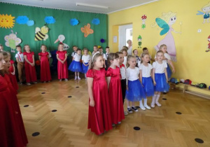 Śpiewanie piosenki przez dzieci z grupy III i IV