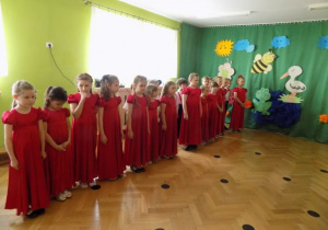 Śpiewanie piosenki przez dzieci z grupy IV