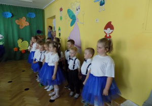 Śpiewanie piosenki przez dzieci z grupy III