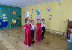 Dzieci z grupy IV recytują wiersz