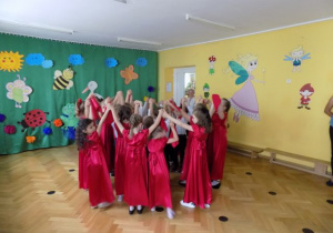 Polonez w wykonaniu dzieci z grupy IV