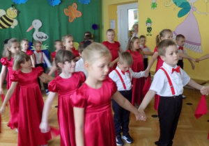 Polonez w wykonaniu dzieci z grupy IV