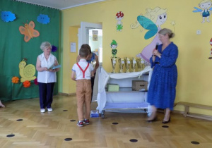 Wręczanie książek i pucharów dzieciom z grupy IV