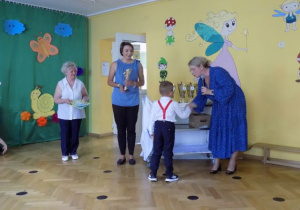 Wręczanie książek i pucharów dzieciom z grupy IV