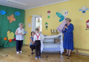 Wręczanie książek i pucharów dzieciom z grupy IV