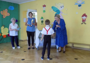 Wręczanie książek i pucharów dzieciom z grupy IV