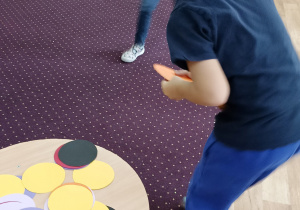 Dzieci biorą udział w konkurencji z kropkami.