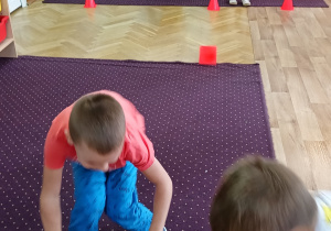 Dzieci biorą udział w konkurencji z kropkami.