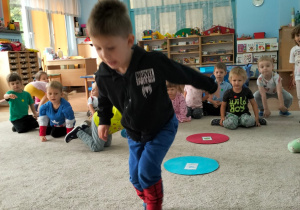 Chłopiec przeskakuje po kropkach
