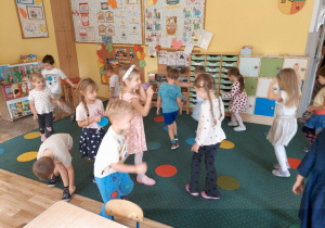 Zabawa ruchowa z kolorowymi kołami przy muzyce