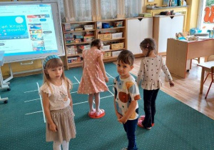 Zabawa ruchowa z kolorowymi kołami przy muzyce