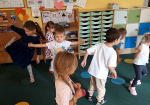 Zabawa ruchowa z kolorowymi kołami przy muzyce