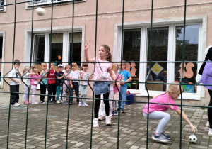 Dziewczynka rzuca do kosza