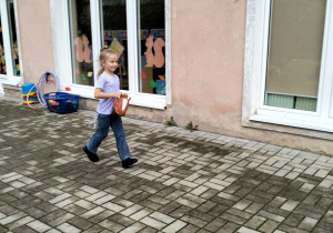 dzieci poznają nową dyscyplinę hobby horse
