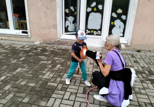 dzieci poznają nową dyscyplinę hobby horse