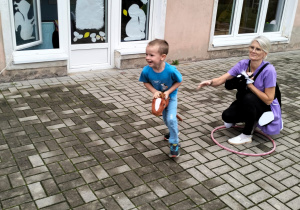 dzieci poznają nową dyscyplinę hobby horse