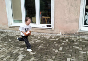 dzieci poznają nową dyscyplinę hobby horse