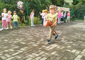 dzieci poznają nową dyscyplinę hobby horse