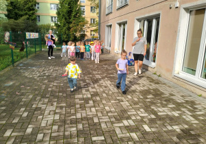 Dzieci przenoszą woreczek na rakietce