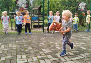 dzieci poznają nową dyscyplinę hobby horse